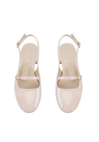 Chaussures à brides beige en cuir verni avec un bout rond, une bride à la cheville et une boucle dorée, offrant une finition lisse et brillante.