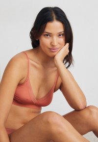 Sloggi - BODY ADAPT TWIST SOFT BRA - Trokutasti grudnjak - apricot Minijatura 1