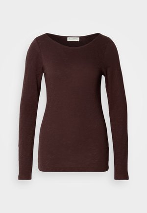 Langermet topp i mørkebrunt, med rund halslinning og strukturert finish. Myk stoff med tettsittende fasong og minimale søm detaljer.