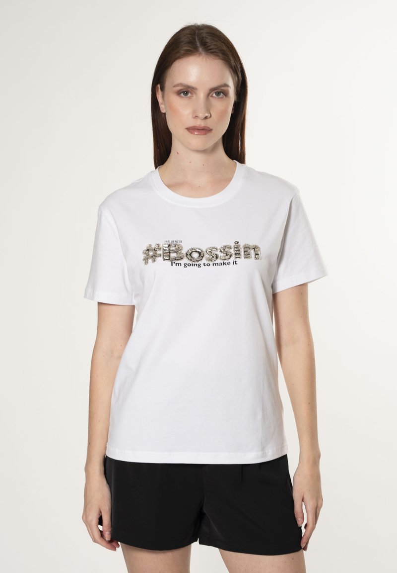 Hvid bomulds t-shirt med #Bossin i struktureret sort og sølv tekst samt sætningen "Jeg vil klare det" underneden. Korte ærmer.