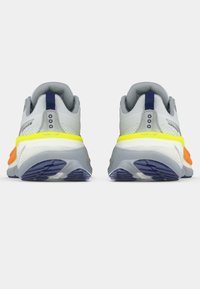 Šedé běžecké boty s oranžovými a žlutými akcenty. Síťovaný svršek, polstrovaný límec a texturovaná podešev s fialovými detaily. Obsahují reflexní prvky.