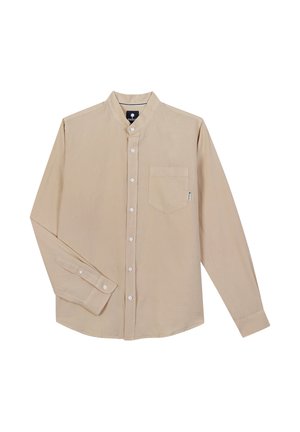 Camicia beige a maniche lunghe con bottoni, colletto alla coreana, taschino sul petto con etichetta e polsini con bottoni, distesa su sfondo bianco.
