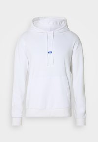 Sudadera blanca con bolsillo tipo canguro, capucha con cordón y logo azul de la marca en el pecho. Material de algodón suave y puños acanalados.