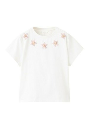 Maglietta bianca a maniche corte con scollo rotondo e cinque fiori di tessuto rosa ricamati sul petto e sulle spalle.