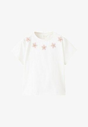 T-shirt blanc à manches courtes avec encolure ronde et cinq fleurs en tissu rose brodées sur la poitrine et les épaules.