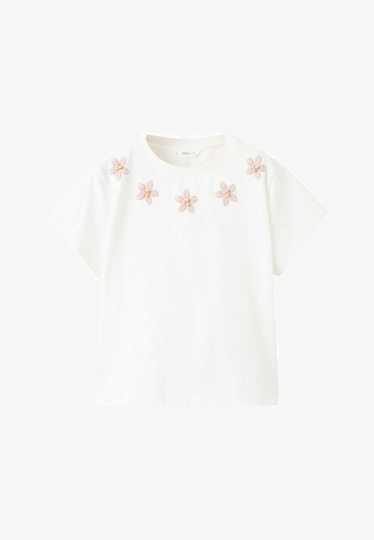 T-shirt blanc à manches courtes avec encolure ronde et cinq fleurs en tissu rose brodées sur la poitrine et les épaules.