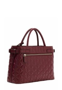 Sac à main en cuir bordeaux avec un motif matelassé en losanges, deux poignées supérieures et une poche avant zippée, avec des détails en métal argenté.