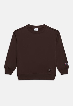 Sweat-shirt marron foncé à manches longues avec col rond, poignets et ourlet côtelés, une petite étiquette logo près de l'ourlet et un logo de marque sur la manche gauche.