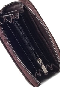 Burgundowa portmonetka z zapięciem na zamek, zawierająca wiele przegródek i gładką podszewkę wewnętrzną. Trwały materiał zewnętrzny z teksturowanymi akcentami.