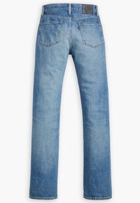 Jeans de mezclilla azul claro con un diseño de pierna recta, cinco bolsillos y una etiqueta en la parte trasera de la cinturilla. La tela tiene una textura ligeramente desgastada.