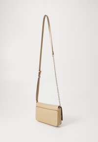Borsa a tracolla beige realizzata in morbida ecopelle. Caratterizzata da una lunga tracolla regolabile con un accento in catena e una chiusura semplice a pattella.