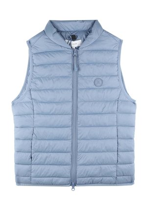 Chaleco acolchado azul claro con un collar alto, cierre frontal y patrón de costura horizontal. Presenta un parche con logo en el lado izquierdo.