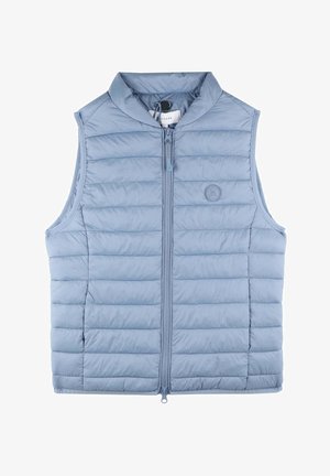 Hellblauer Steppwesten mit hohem Kragen, Frontreißverschluss und horizontalem Steppmuster. Mit einem Logo-Patch auf der linken Seite.