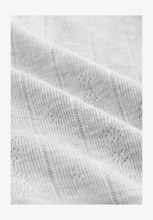 Tissu tricoté gris clair présentant une texture côtelée avec des motifs subtils en forme de losange et des contours, créant un design délicat et complexe.