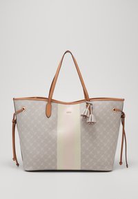 Beige schoudertas met een patroontextuur, lichtroze en groene strepen, bruine leren handvatten en decoratieve franje-accenten.