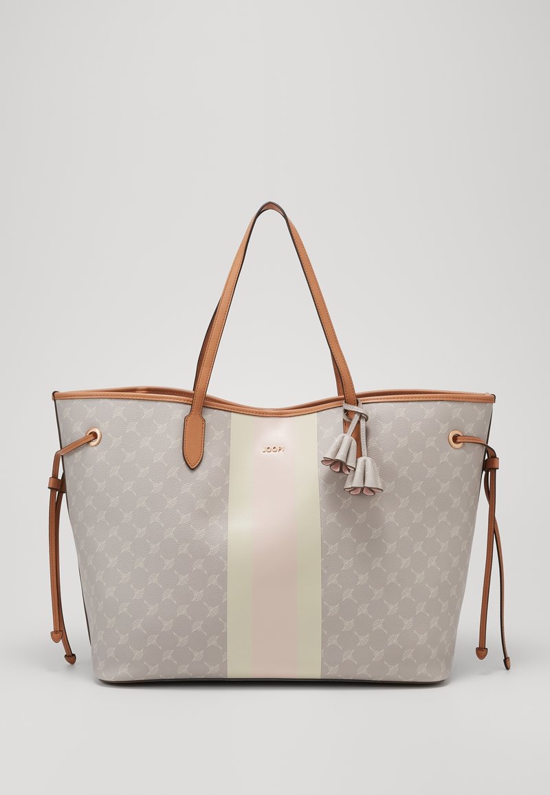 Beige schoudertas met een patroontextuur, lichtroze en groene strepen, bruine leren handvatten en decoratieve franje-accenten.