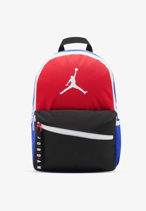 Rød, svart og blå ryggsekk med hvit Jumpman-logo, glidelåslomme foran og justerbare stropper. Holdbart stoff med teksturerte detaljer.