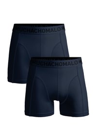 Sötétkék boxer alsónadrág fekete rugalmas derékkal, amelyen a "MUCHACHOMALO" felirat található. Simább, rugalmas anyagból készült.