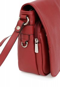 Borsa a tracolla in pelle rossa con chiusura a pattina, tracolla removibile, tasca con zip e etichetta con logo in metallo. Presenta una texture liscia.
