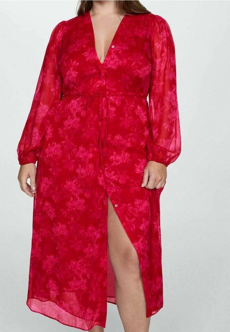 Rotes Maxikleid mit floralen Mustern, langen durchsichtigen Ärmeln, einem tiefen V-Ausschnitt, Knopfdetails und einem Beinschlitz bis zur Oberschenkelhöhe. Leichtes, strukturiertes Gewebe.