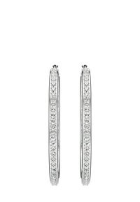 Pendientes de aro plateados con un acabado liso, que presentan una línea continua de pequeños brillantes redondos transparentes a lo largo del borde exterior.