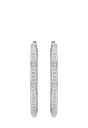 Boucles d'oreilles créoles en argent à finition lisse, ornées d'une ligne continue de strass ronds transparents le long du bord extérieur.