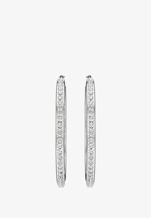 Silberne Creolen mit glatter Oberfläche, versehen mit einer durchgehenden Reihe klarer, runder Strasssteine entlang der Außenkante.