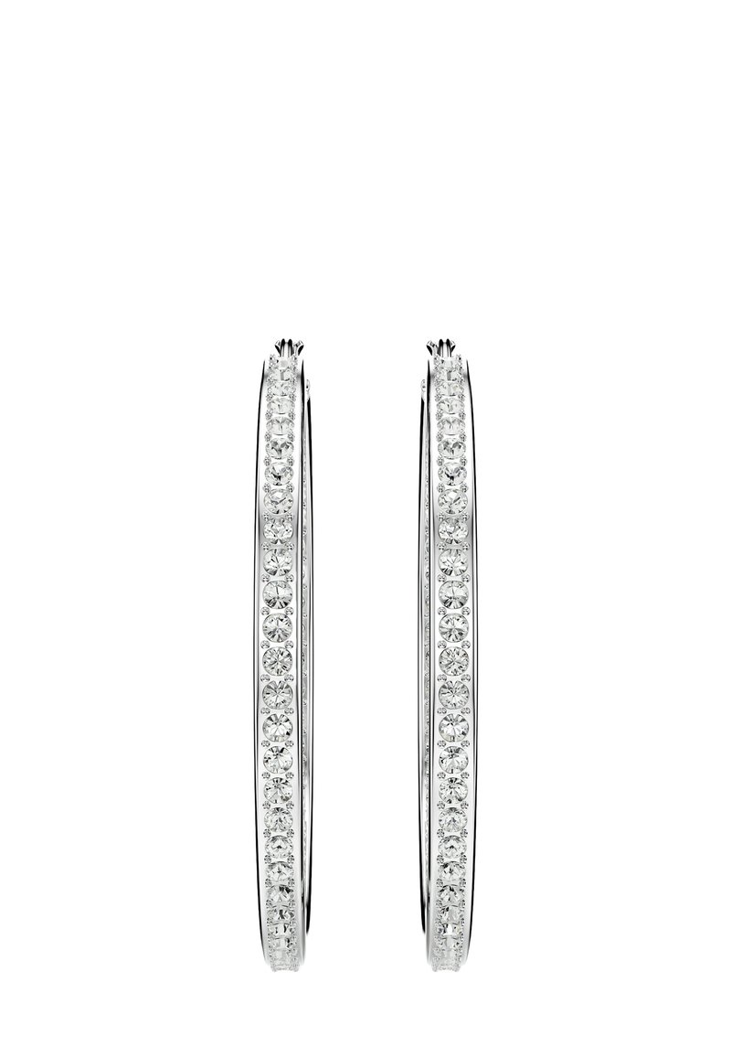 Pendientes de aro plateados con un acabado liso, que presentan una línea continua de pequeños brillantes redondos transparentes a lo largo del borde exterior.