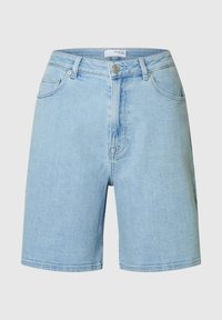 Shorts de mezclilla azul claro con tiro alto, que cuentan con cinco bolsillos, cremallera con cierre de botón y dobladillo liso.