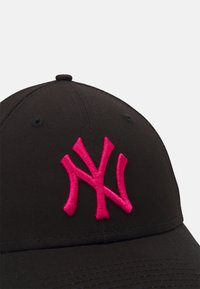 Cappellino nero con logo ricamato rosa "NY". Tessuto liscio, forma arrotondata, fori per ventilazione e visiera cucita.