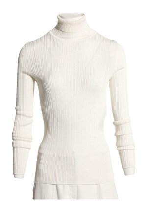 Pull blanc moulant à col roulé côtelé avec des manches longues légèrement froncées aux avant-bras, présenté sur un buste de mannequin.
