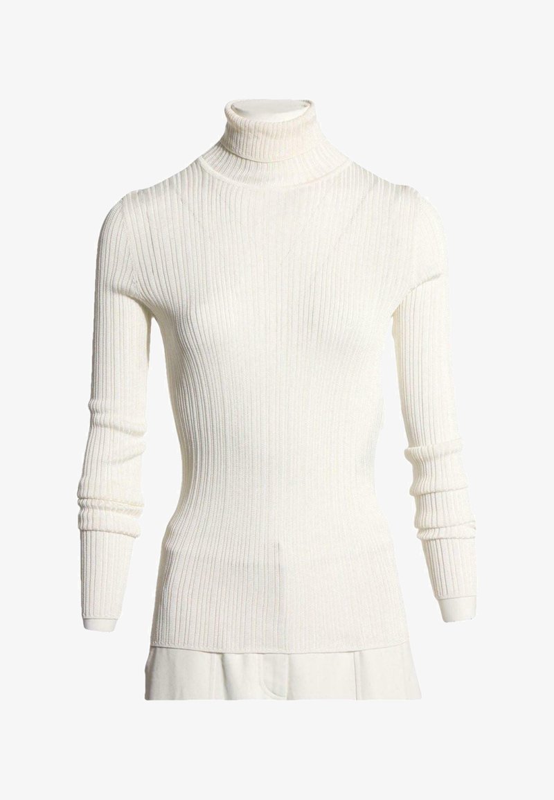 Pull blanc moulant à col roulé côtelé avec des manches longues légèrement froncées aux avant-bras, présenté sur un buste de mannequin.