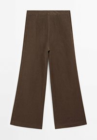 Pantalon large marron à taille haute, conçu en tissu léger. Texture lisse avec des détails de couture minimaux.