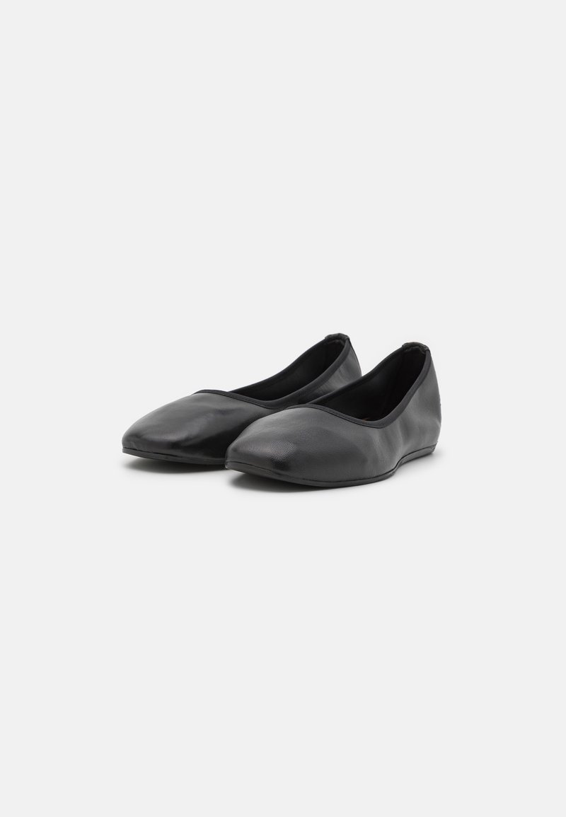 Schwarze Ballettschuhe aus glattem Leder mit einer runden Zehenpartie und minimalistischem Design. Weiche Innenausstattung und keine sichtbaren Beschläge oder Verzierungen.