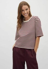 mbyM EMRYS-M - Pluus - bordeaux sugar stripe