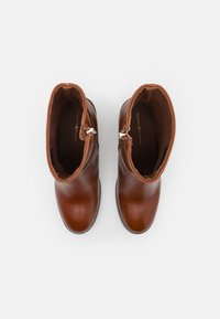 Tommy Hilfiger CHAIN MID HEEL BOOTIE - Bottines - cognac brown