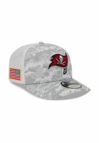 Graue digitale Camouflage-Cap mit gebogenem Schirm, gesticktem Totenkopf- und Flaggenmotiv, Netzseiten und einem Aufnäher der amerikanischen Flagge an der Seite.