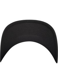 Vizor negru cu o margine lată și curbată. Fabricat dintr-un material neted, cu cusături precise. Fără logo-uri sau embellishments vizibile.