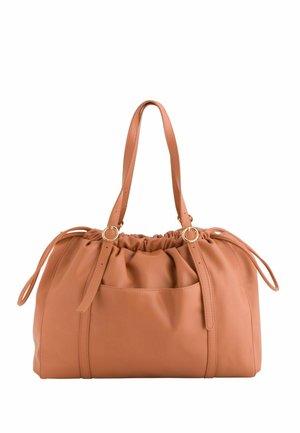 Weiche, hellbraune Lederhandtasche mit gerafftem oberen Rand, zwei Schulterriemen mit goldenen Ringen und einer vorderen Einschubtasche vor weißem Hintergrund.