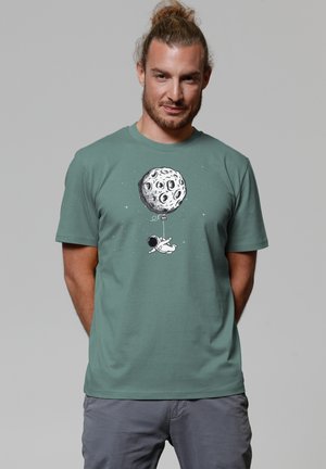 Groene katoen t-shirt met een afbeelding van een astronaut die een ballon vasthoudt in de vorm van een maan, met gedetailleerde maankraters.