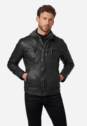 Schwarze Lederjacke mit Kapuze, Reißverschluss vorne, gesteppten Schulterakzenten und zwei Brusttaschen. Sie verfügt über eine glatte Textur und ein tailliertes Design.