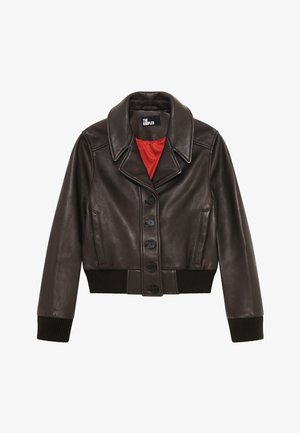 Giacca cropped in pelle marrone con colletto a punta, sei bottoni neri, tasche laterali e orlo e polsini a coste neri. Fodera rossa visibile.