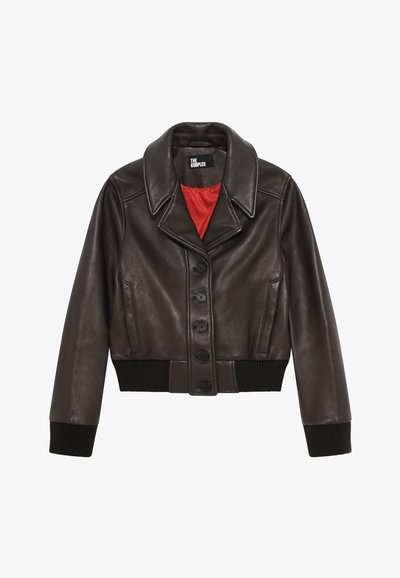 Bruine leren cropped jas met een puntkraag, zes zwarte knopen, zijzakken en een geribbelde zwarte zoom en manchetten. Rode voering zichtbaar.