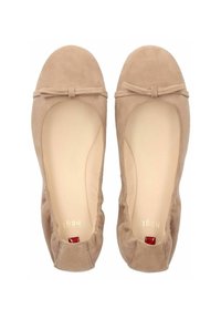 Ballerine in suede beige con punta arrotondata e un piccolo fiocco decorativo sulla tomaia. L'interno è liscio con il marchio impresso in oro.