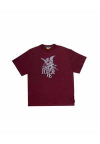 T-shirt in cotone color marrone bordeaux con maniche corte. Presenta un design grafico argenteo di una figura con ali e lettering al centro. Stile a collo rotondo.