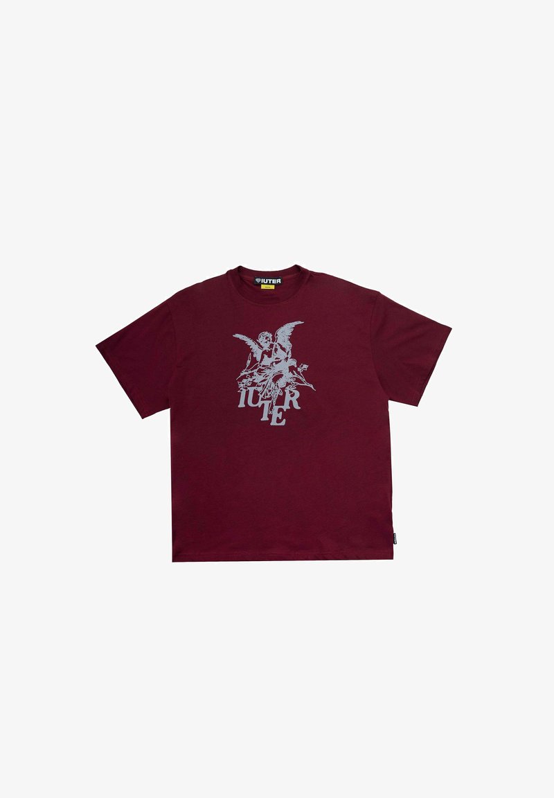 T-shirt in cotone color marrone bordeaux con maniche corte. Presenta un design grafico argenteo di una figura con ali e lettering al centro. Stile a collo rotondo.