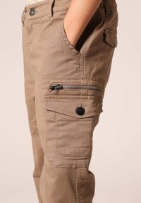 Khaki cargobroek met een zijrits zak, met een ontspannen pasvorm, zichtbare stiksels en een knoopsluiting bij de taille.