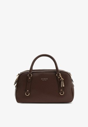 Bruine gestructureerde leren Guess-handtas met dubbele bovenhandvatten, gouden hardware en merklabels die aan één handvat hangen.