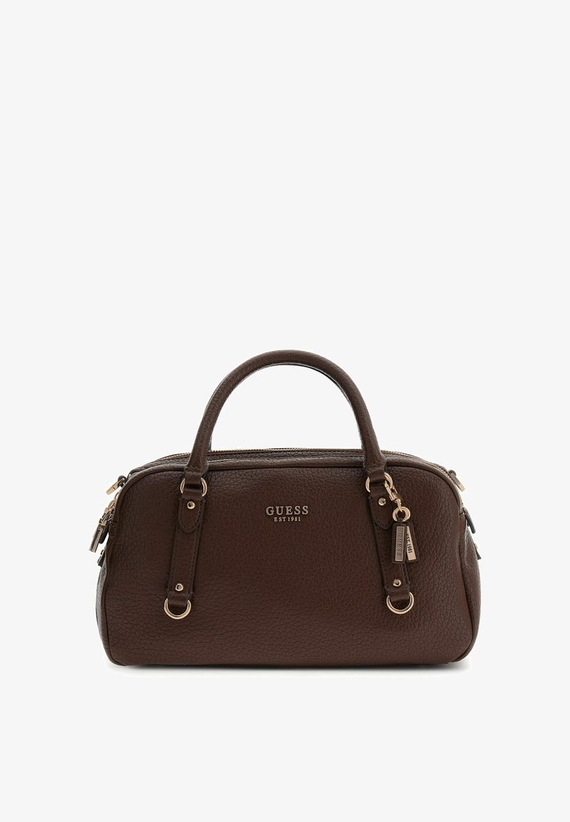 Braune strukturierte Leder-Handtasche von Guess mit zwei oberen Griffen, goldfarbenen Beschlägen und Markenanhängern, die an einem Griff hängen.