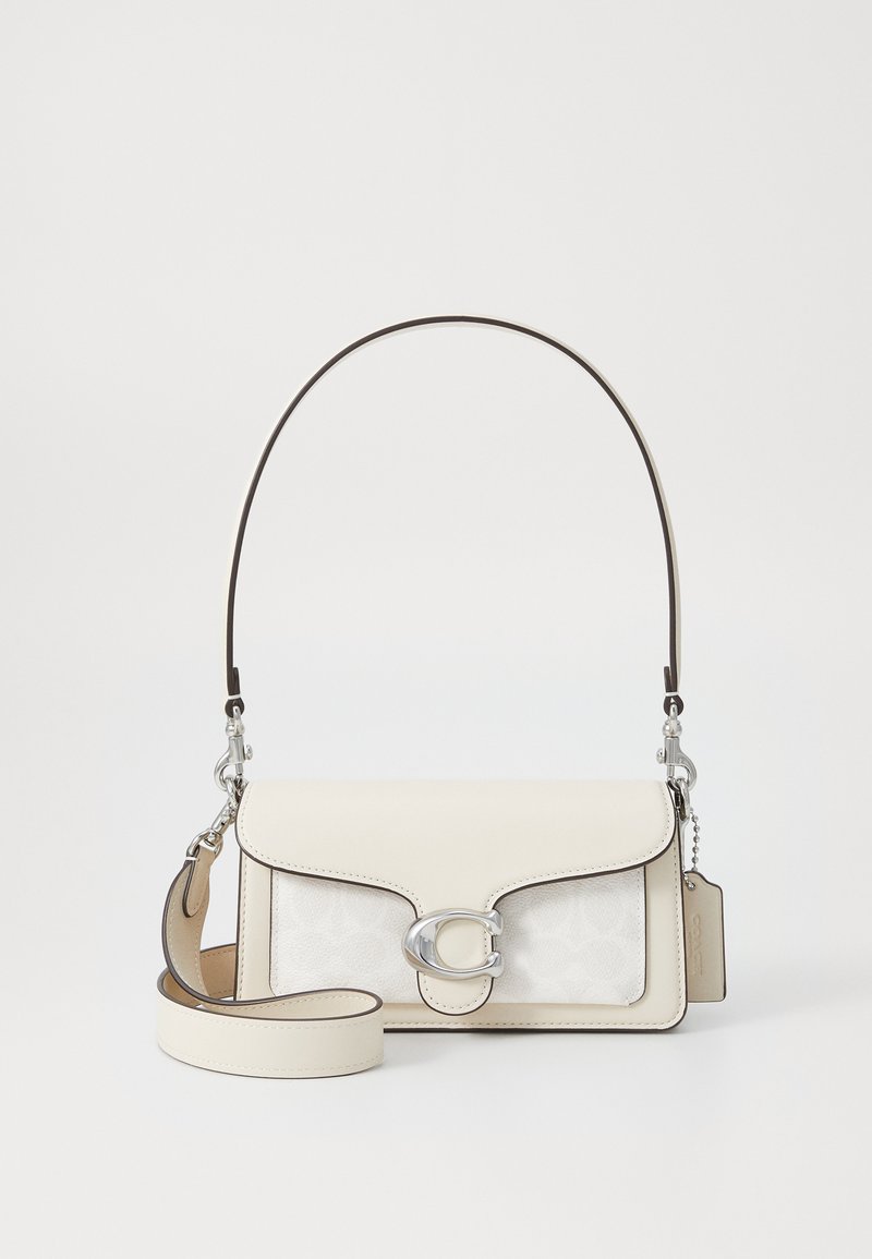Sac à main en cuir crème avec quincaillerie argentée. Doté d'un rabat avant, d'un logo embossé et d'une bandoulière réglable. Texture lisse, design compact.